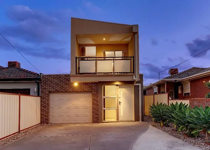 Stunning 4 Bedroom Home 10 Minutes Drive From Melbourne Airport