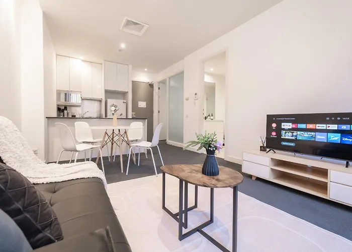 Prime Located 2Br1Ba Apt In Mel With Study