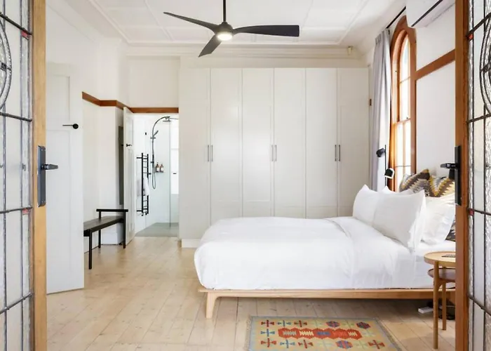 Walk To The Beach From A Stunning Elwood Apartment