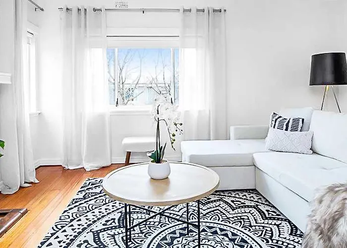 1 Bedroom Art Deco Apt With Study