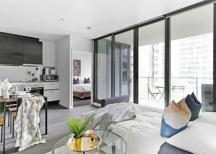 Spacious 2Br Apt Walk To Southern Cross Station