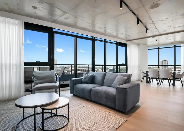 Stylish 3Br With Bay Views, Huge Balcony And Pool