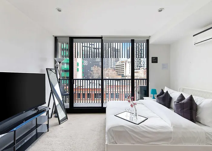 Cozy & Chic Studio Steps From Victoria Market