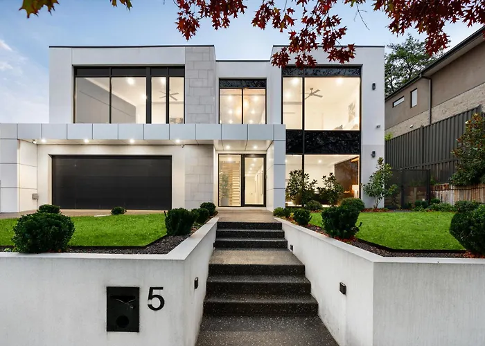 5 Ensuite Luxury Holiday House Balwyn North