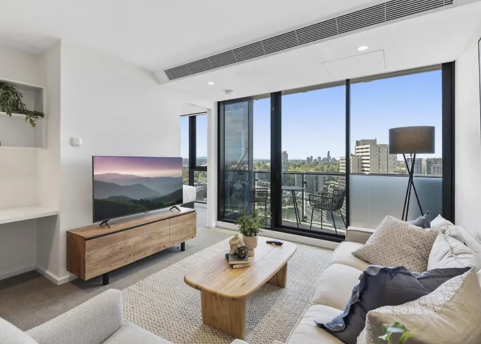 Elegant 2-Bed Apartment With Balcony & City Views