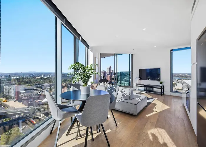 Stylish, Views, Heated Pool, Gym