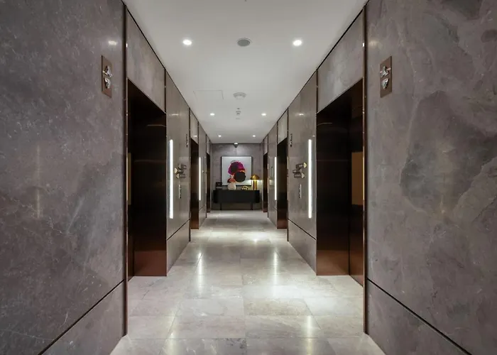 Elegant 2 Bed Cbd Heated Pool Gym Sauna Balcony