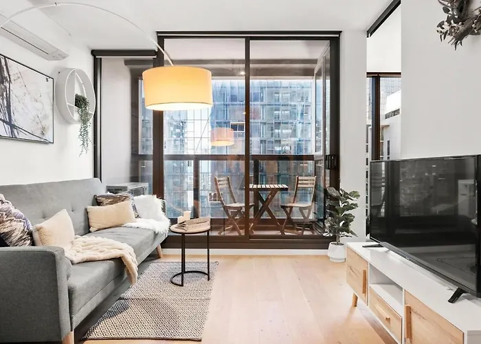 Sky-High Cbd Retreat 2Br Apartment With Pool & Gym