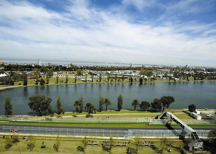 Stylish 2Br Apartment On St Kilda Rd With Pool & Parking