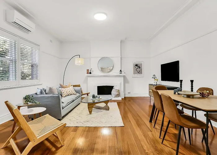 Large 3 Bed Art Deco Apartment In Camberwell