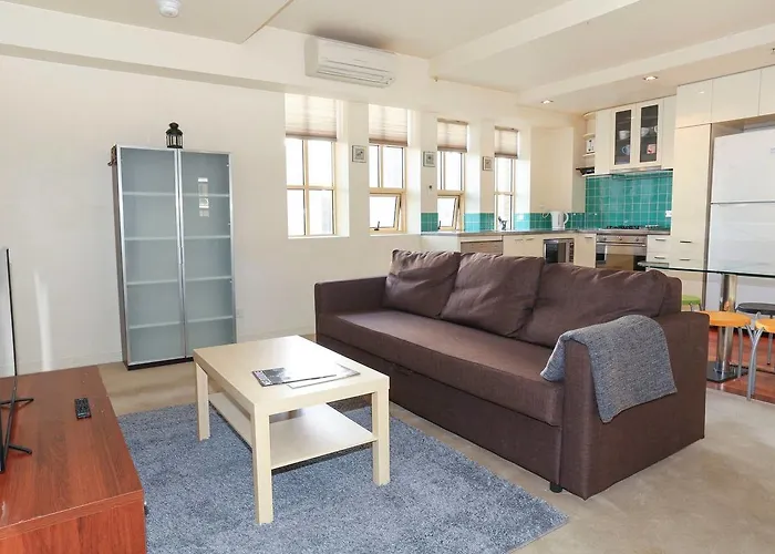 2 Beds 2 Baths Free Car Park. Behind State Library
