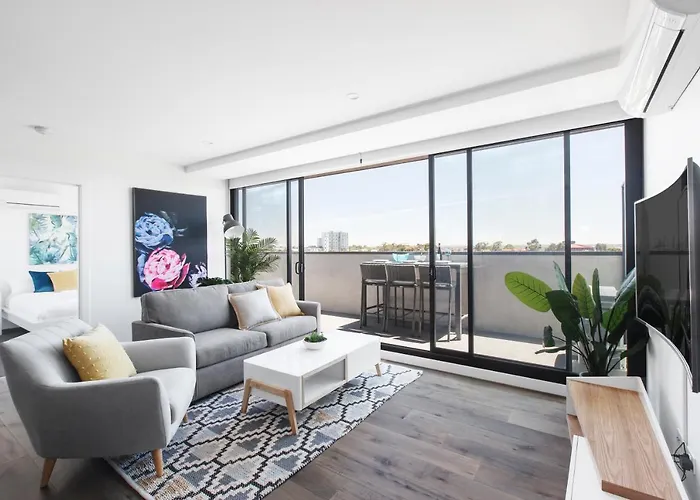 Spacious Urban Oasis Apartment With City Views By Ready Set Host