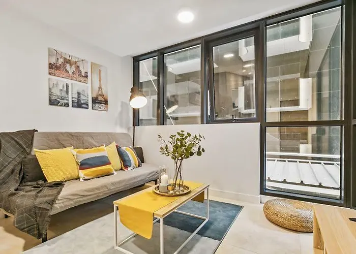Cozy Apt Facing Albert Park