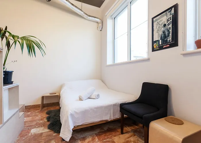 Lucinda, Carlton Studio Apartment