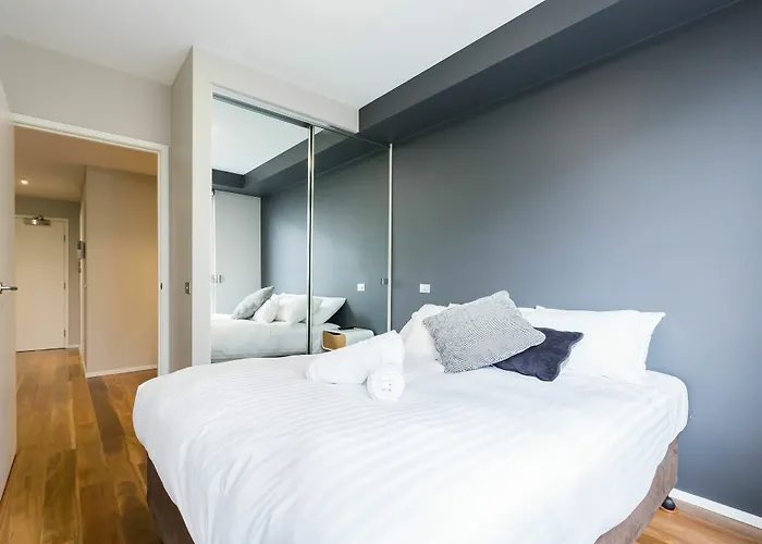 Sandra, 1Bdr Carlton Apartment