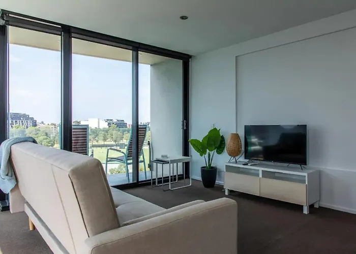 Bright 2 Bedroom Apartment With Rooftop Pool
