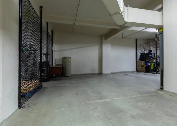 Sophisticated Art Deco Condo In Heritage Building Near Crown Casino