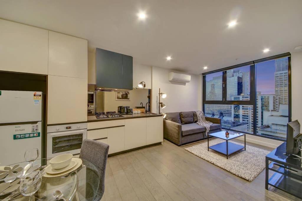 Apartment 2br Suites On Bourke, Perfect Location, Views *