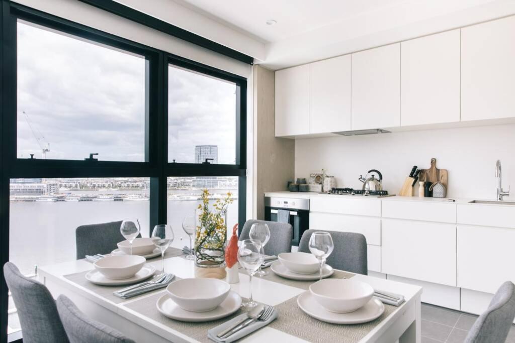 Docklands 2br With Parking Apartment Melbourne