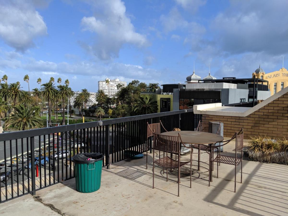 Acland Street Free Parking Apartment