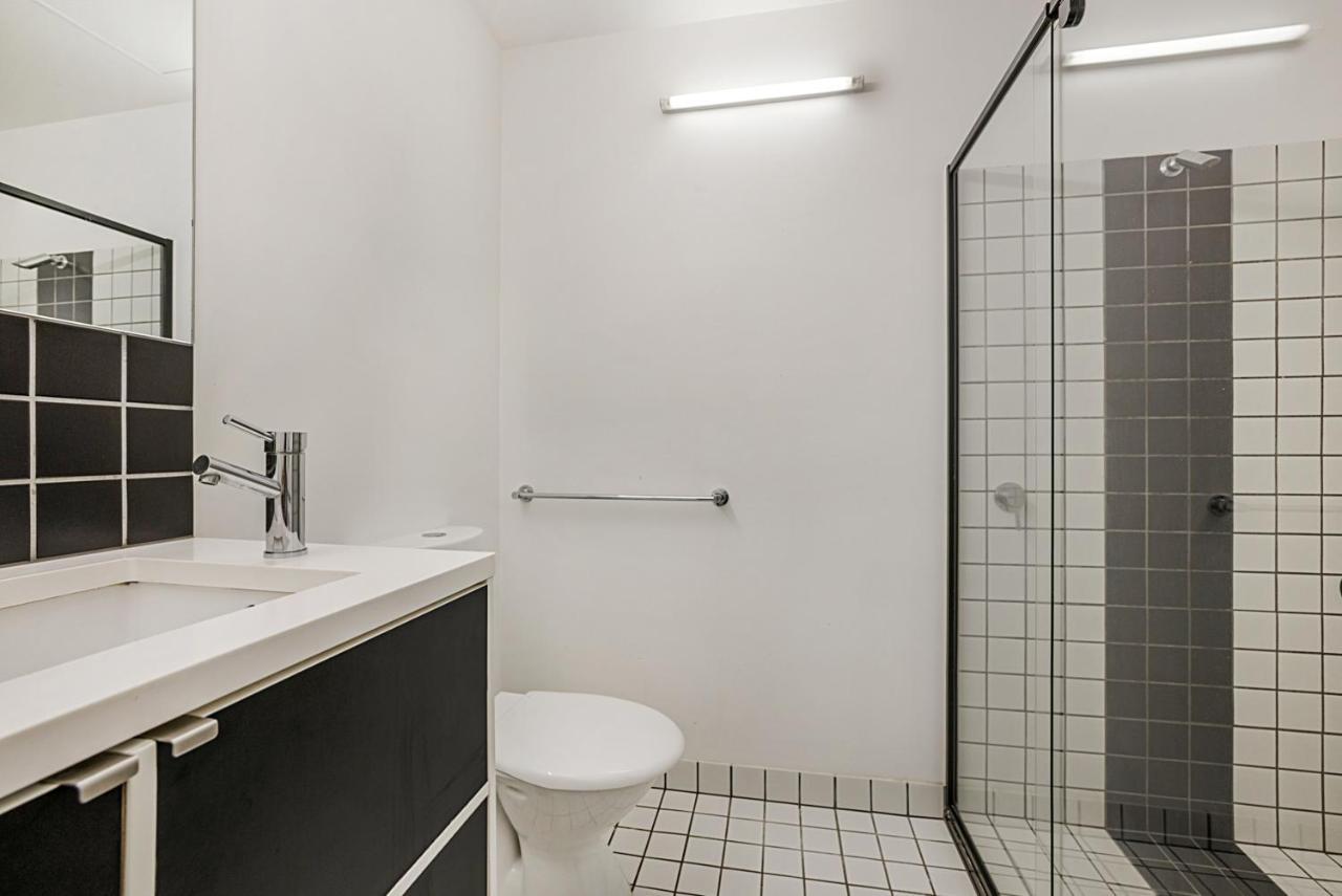 Apartment 2-bed Unit Metres From Cbd Malls, Dining & Sights Melbourne