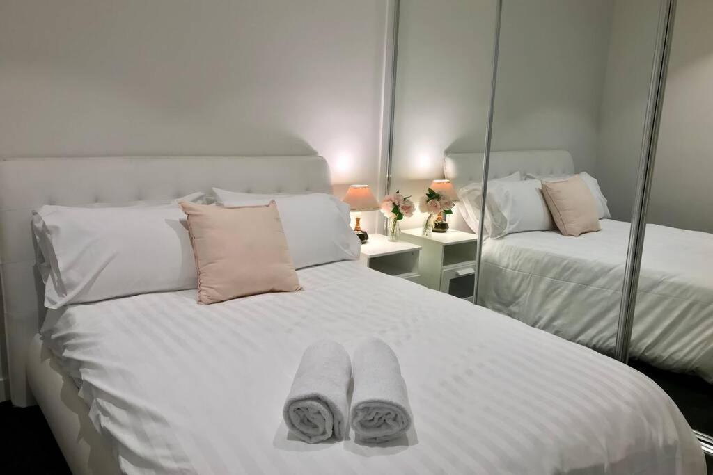 2br On La Trobe - Iconic Views! Near Melb Apartment *
