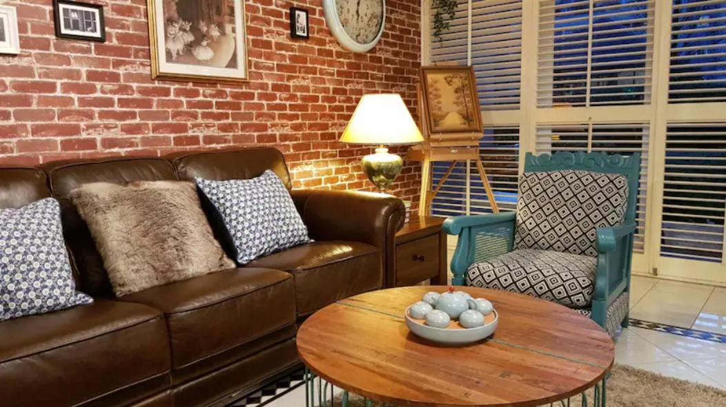 Large Ground Floor Style With Parking * Melbourne