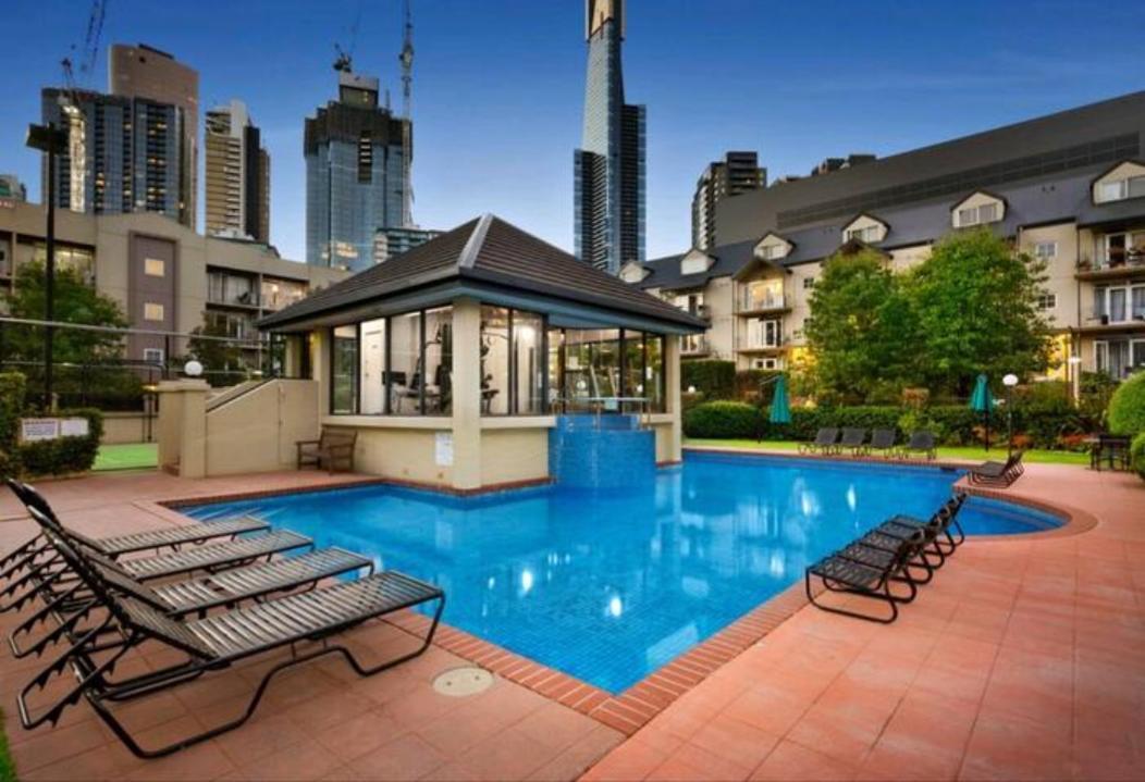 Large Ground Floor Style With Parking * Melbourne