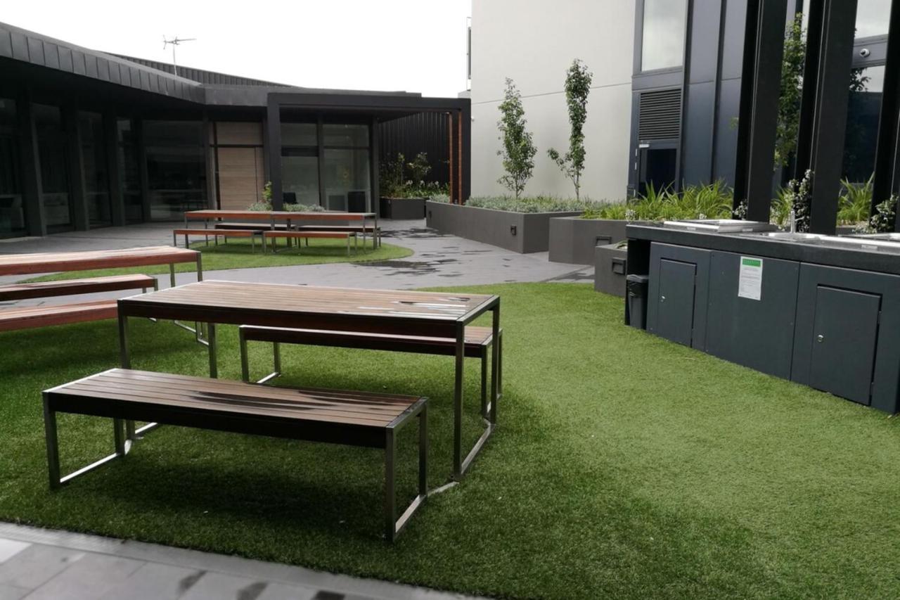 Modern 1 Bedroom In Tranquil Parklands *