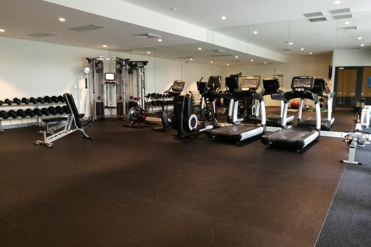 Modern 1 Bedroom In Tranquil Parklands Apartment *