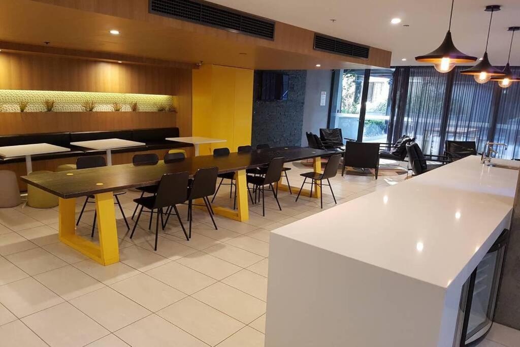 Cbd Water Views Wifi Netflix Melbourne