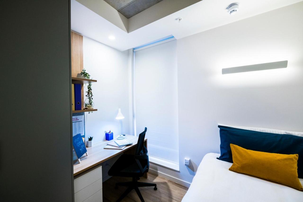 Scape Atira Peel, *