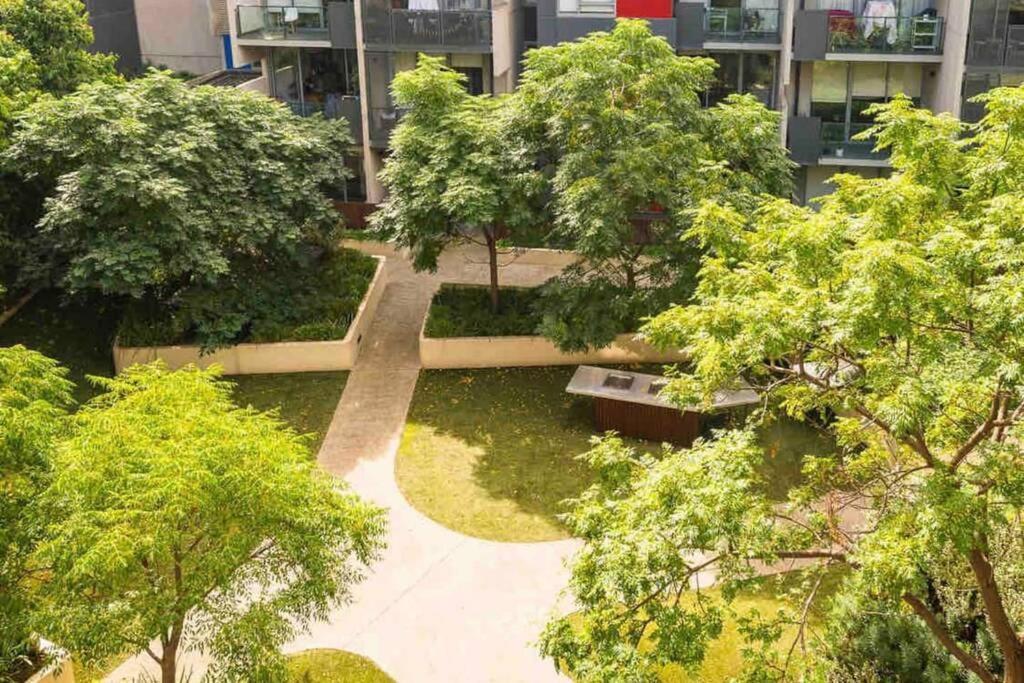 Sunny Balcony Over A Calm Private Garden Apartment Melbourne