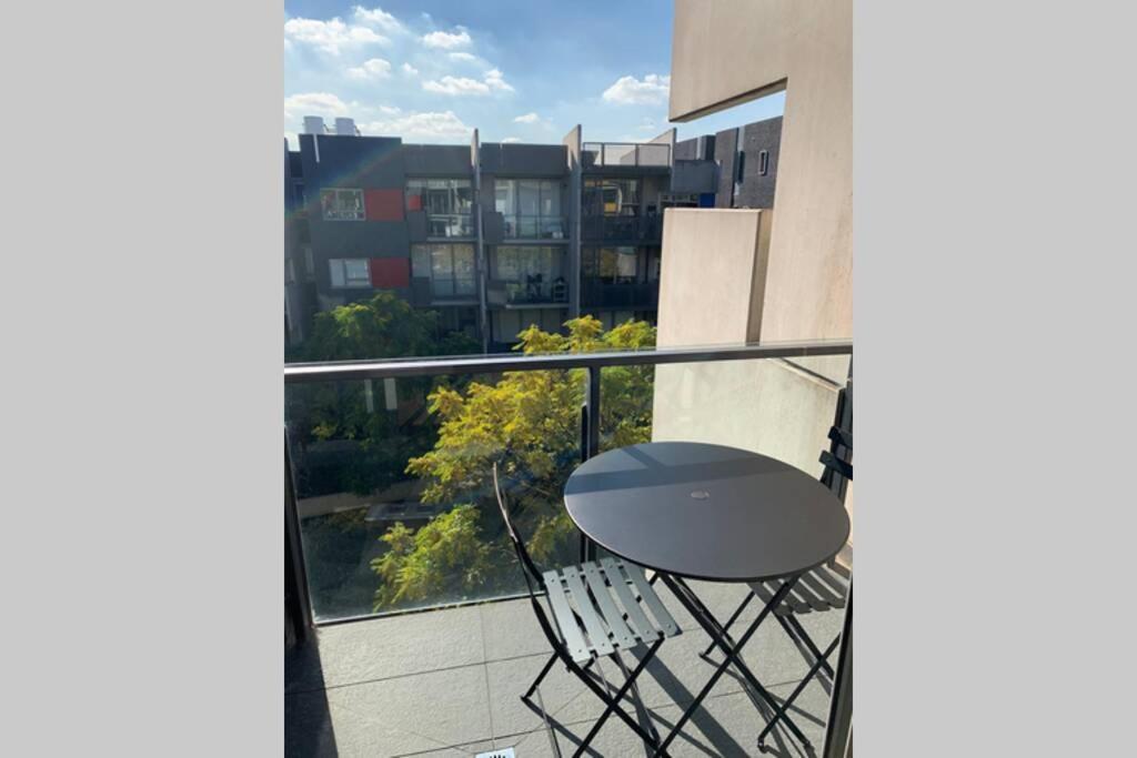 Sunny Balcony Over A Calm Private Garden Apartment *
