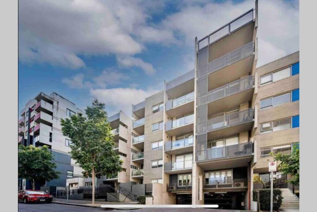 Apartment Sunny Balcony Over A Calm Private Garden Melbourne