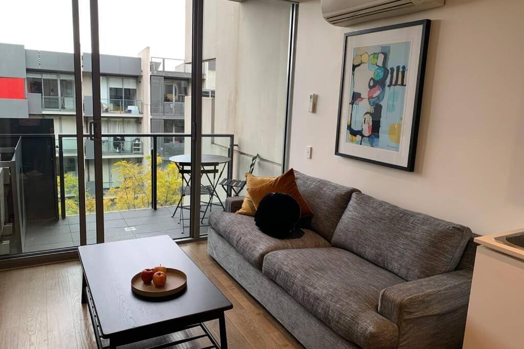 Sunny Balcony Over A Calm Private Garden Apartment Melbourne