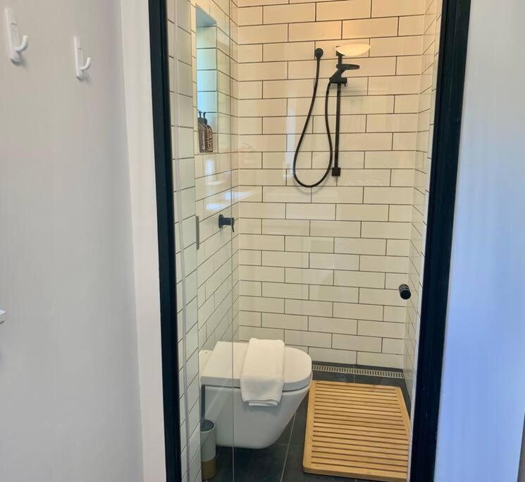 Stylish Private Studio, Close To Beach, Wifi, Parking Apartment