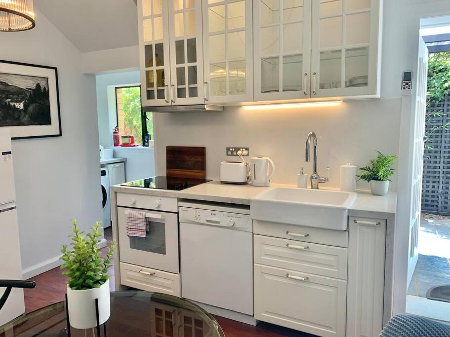 Apartment Stylish Private Studio, Close To Beach, Wifi, Parking *