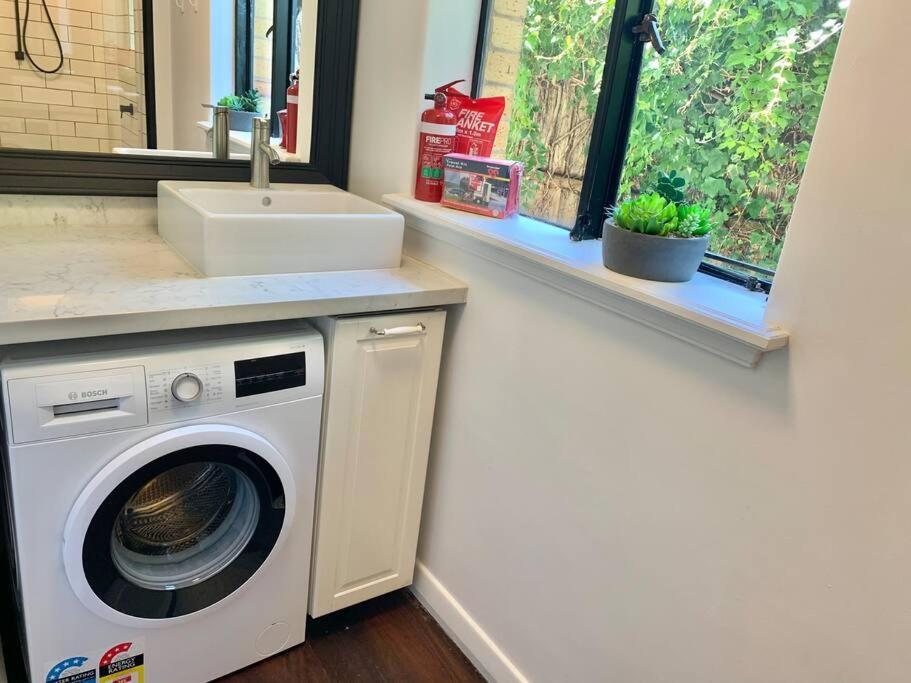 Stylish Private Studio, Close To Beach, Wifi, Parking Apartment