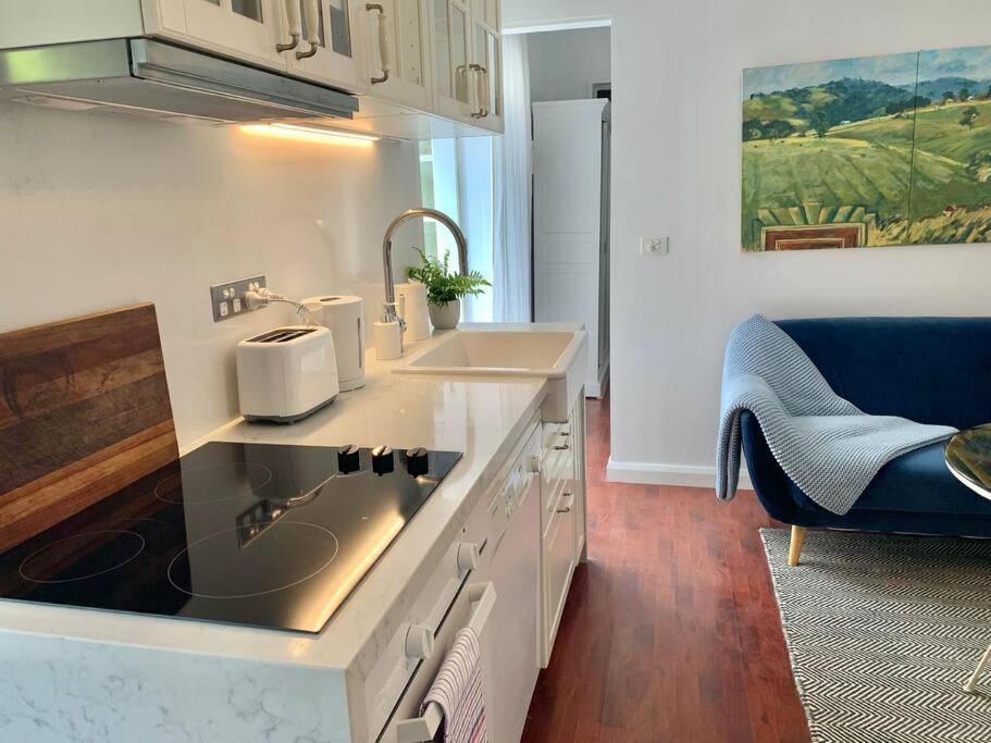 Stylish Private Studio, Close To Beach, Wifi, Parking Apartment