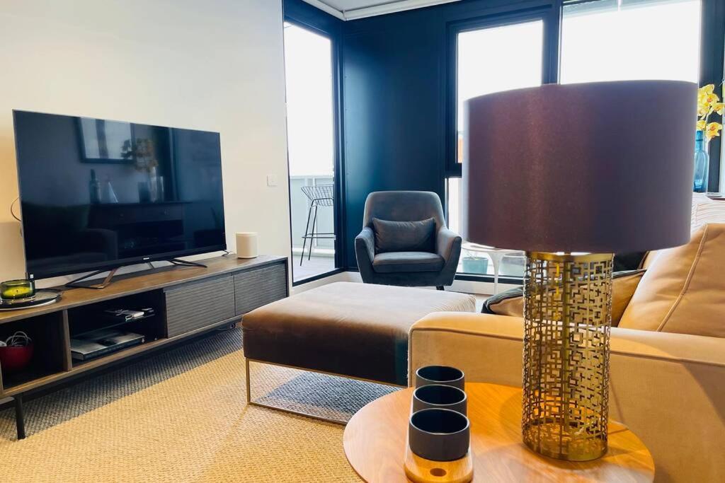 Apartment Luxury 1br + Study Near Mcg, Tennis Centre & City Melbourne