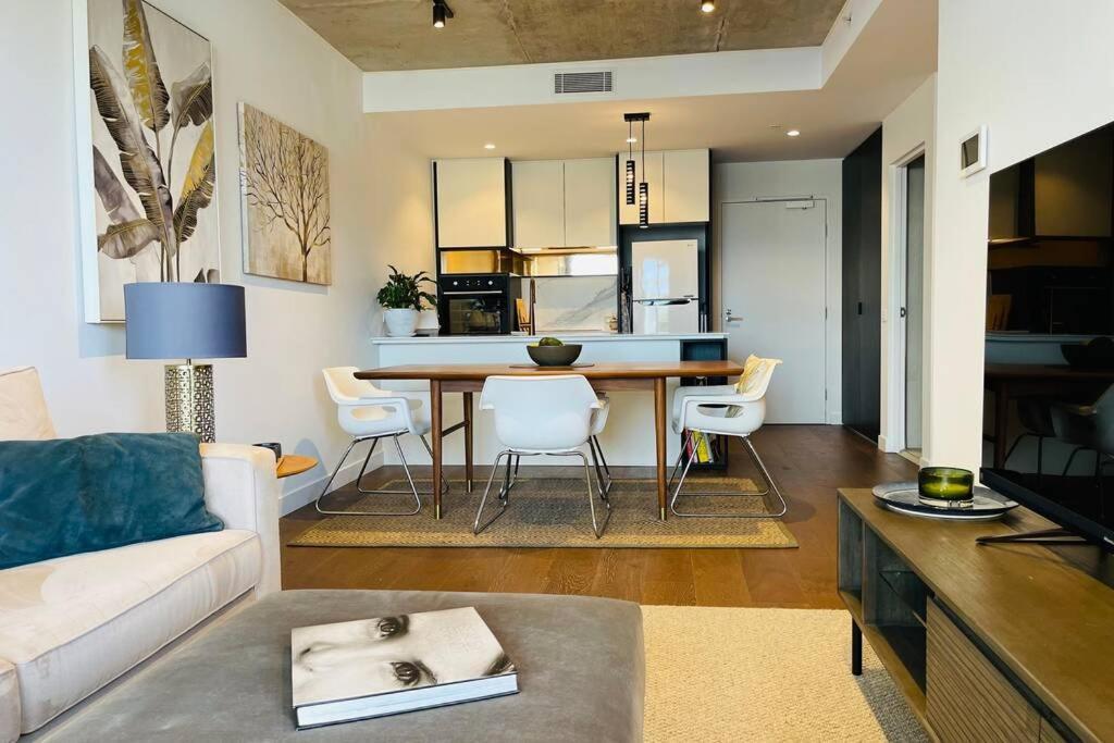 Luxury 1br + Study Near Mcg, Tennis Centre & City Apartment *