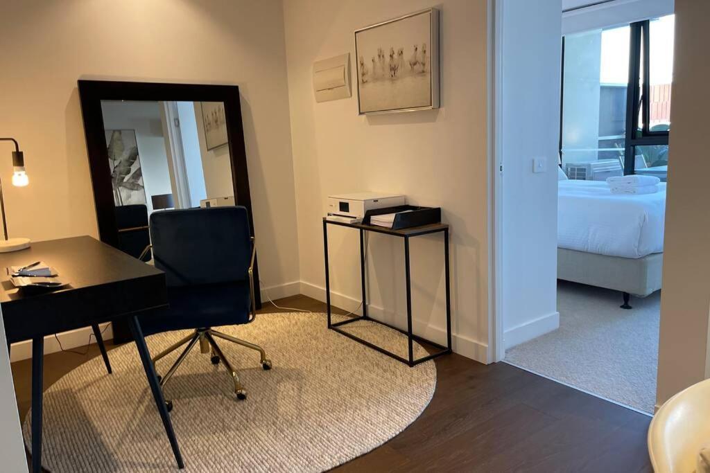 Luxury 1br + Study Near Mcg, Tennis Centre & City Apartment Melbourne