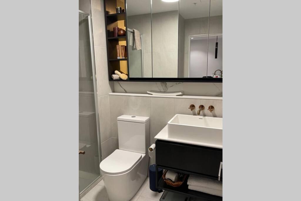 Apartment Luxury 1br + Study Near Mcg, Tennis Centre & City Melbourne