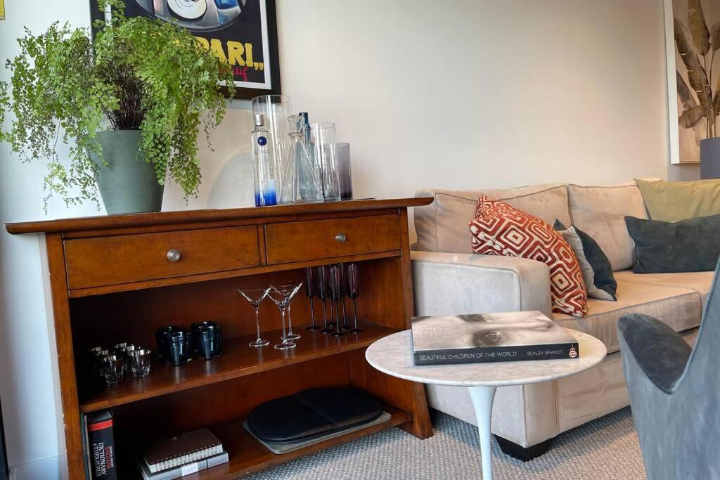 Apartment Luxury 1br + Study Near Mcg, Tennis Centre & City *