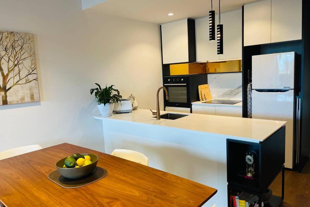 Luxury 1br + Study Near Mcg, Tennis Centre & City Apartment