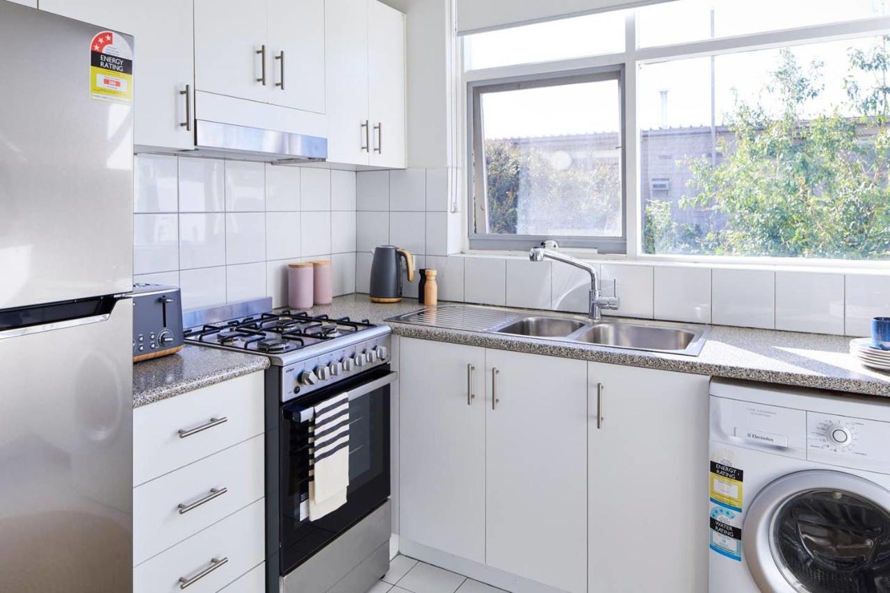 1 Bedroom Apt With Parking Stroll To Elwood Apartment