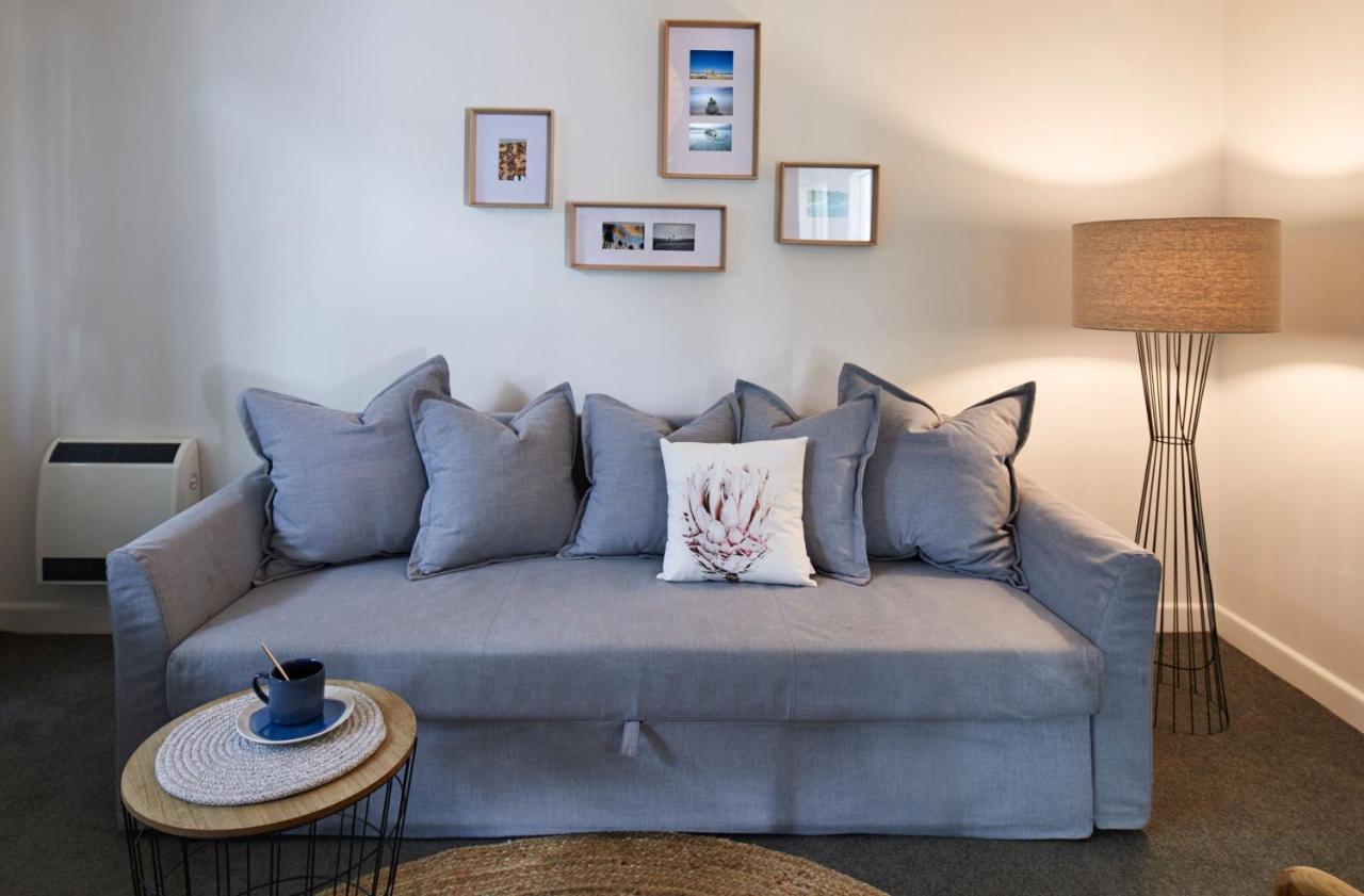 Apartment 1 Bedroom Apt With Parking Stroll To Elwood