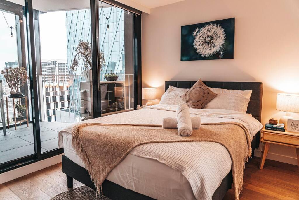Family Friendly Modern 2Br Apt, Harbour View, Free Parking, Wifi, Netflix, Pool & Gym