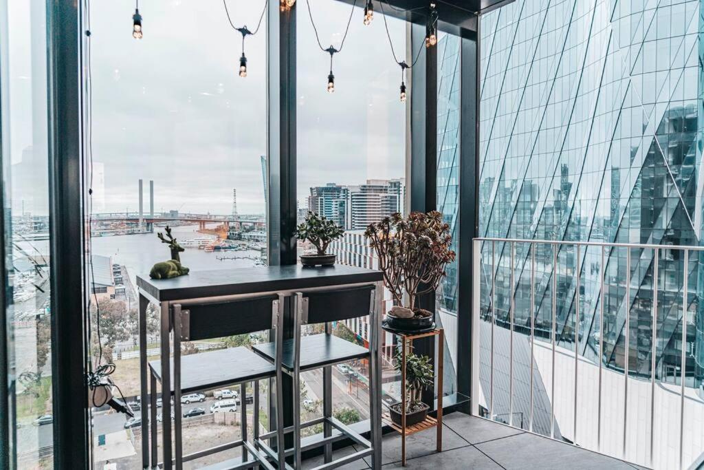 Family Friendly Modern 2Br Apt, Harbour View, Free Parking, Wifi, Netflix, Pool & Gym *